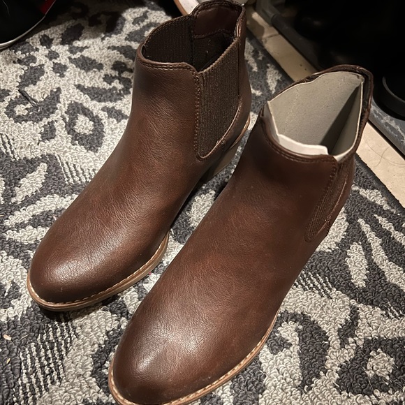 New brown ankle booties - Picture 2 of 4